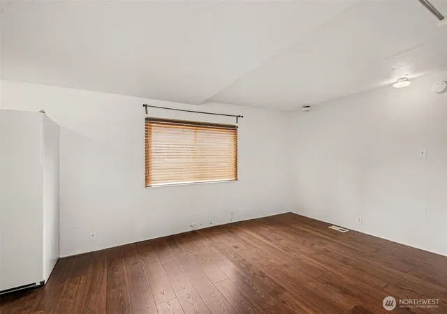 Photo 3 of Manufactured home for sale at 10515 Woodinville Dr #3, Bothell, WA 98011 | MLS# NWM2587461 | Listing updated on 2026-10-02