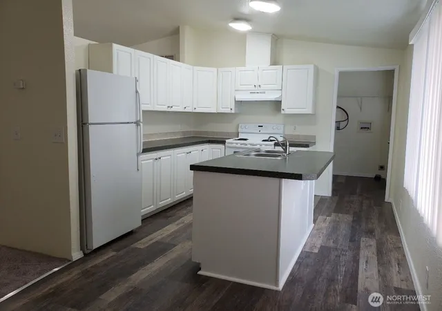 Photo 3 of Manufactured home for sale at 10512 137th Street E #37, Puyallup, WA 98374 | MLS# NWM2587462 | Listing updated on 2026-09-25