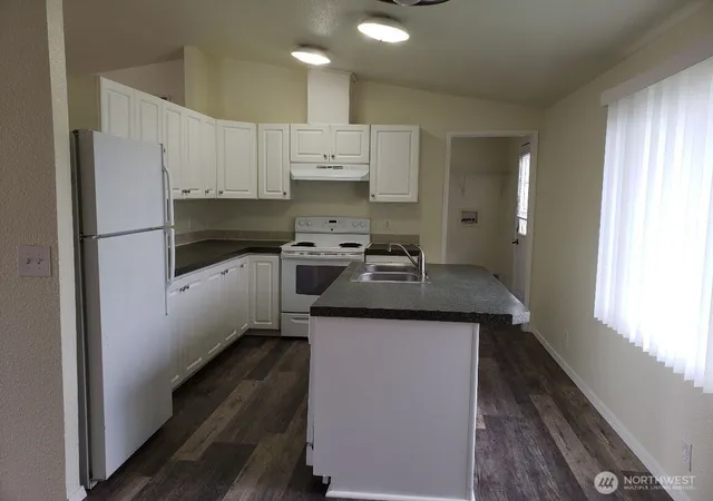 Photo 3 of Manufactured home for sale at 10512 137th Street E #37, Puyallup, WA 98374 | MLS# NWM2587462 | Listing updated on 2026-09-25