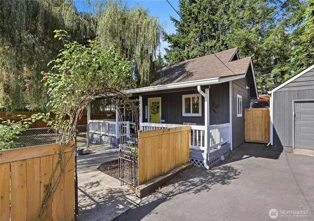 Photo 3 of Single family home for sale at 2125 48th Avenue, Longview, WA 98632 | MLS# NWM2587464 | Listing updated on 2026-10-01