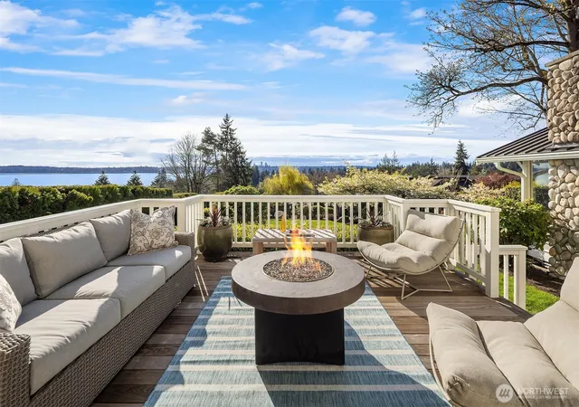 Photo 3 of Single family home for sale at 8429 Ne 7th Street, Medina, WA 98039 | MLS# NWM2587516 | Listing updated on 2026-10-02