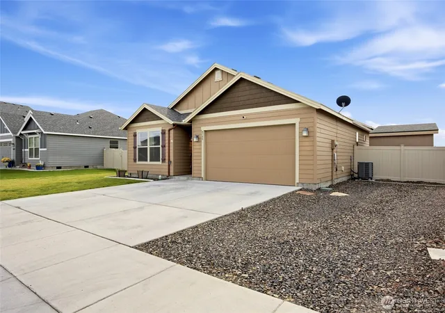 Photo 2 of Single family home for sale at 4709 W Wren St, Moses Lake, WA 98837 | MLS# NWM2587528 | Listing updated on 2026-09-28