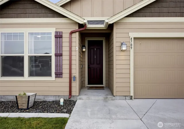 Photo 3 of Single family home for sale at 4709 W Wren St, Moses Lake, WA 98837 | MLS# NWM2587528 | Listing updated on 2026-09-28