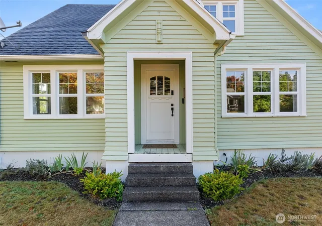 Photo 3 of Single family home for sale at 803 Fowler St, Raymond, WA 98577 | MLS# NWM2587529 | Listing updated on 2026-09-26
