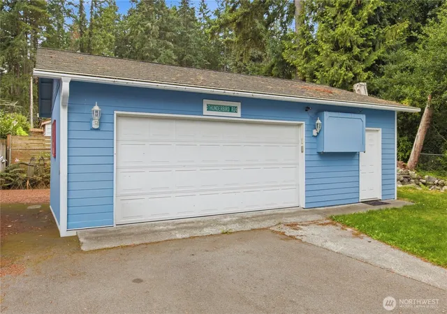 Photo 3 of Single family home for sale at 1533 NE 166th Street, Shoreline, WA 98155 | MLS# NWM2587547 | Listing updated on 2026-09-29