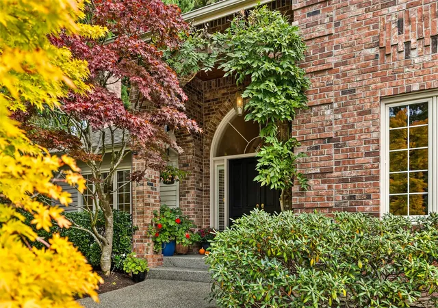 Photo 2 of Sale Pending at 1176 Alexander Pl Ne, Bainbridge Island, WA 98110 | MLS# NWM2587566 | Listing updated on 2026-10-01