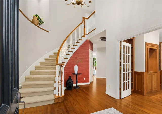 Photo 3 of Sale Pending at 1176 Alexander Pl Ne, Bainbridge Island, WA 98110 | MLS# NWM2587566 | Listing updated on 2026-10-01