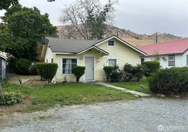 Photo 1 of Single family home for sale at 424 E Trow Ave, Chelan, WA 98816 | MLS# NWM2587612 | Listing updated on 2026-10-02