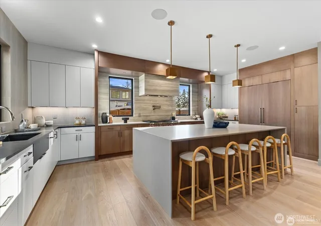 Photo 4 of Single family home for sale at 1020 107th, Bellevue, WA 98004 | MLS# NWM2587645 | Listing updated on 2026-09-28