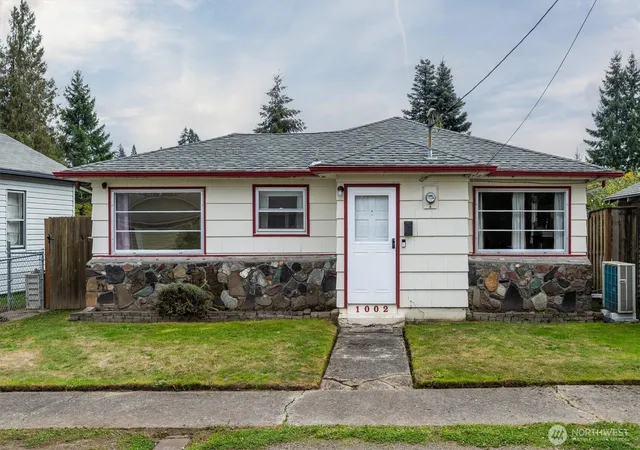 Photo 1 of Single family home for sale at 1002 North 10th Ave, Kelso, WA 98626 | MLS# NWM2587654 | Listing updated on 2026-10-08
