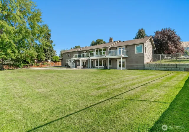 Photo 2 of Single family home for sale at 3820 Nw Cascade Ave, East Wenatchee, WA 98802 | MLS# NWM2587657 | Listing updated on 2026-10-02
