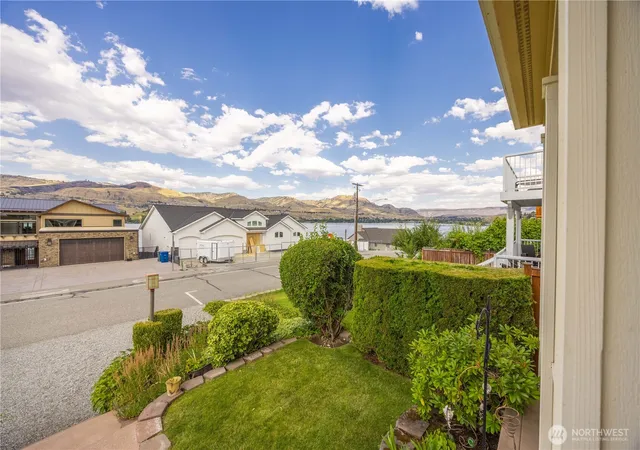 Photo 4 of Single family home for sale at 2109 W Terrace Ave, Chelan, WA 98816 | MLS# NWM2587671 | Listing updated on 2026-09-26
