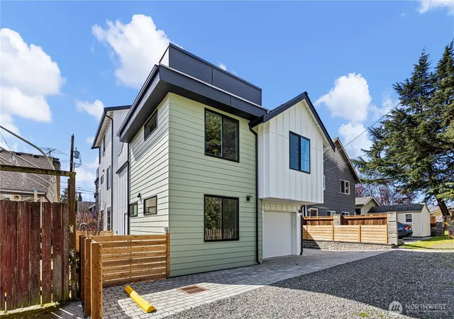 Photo 2 of Townhouse for sale at 516 N 102nd Street, Seattle, WA 98133 | MLS# NWM2587674 | Listing updated on 2026-09-28