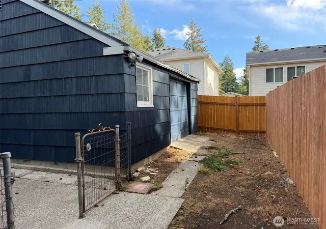 Photo 4 of Single family home for sale at 1721 S Mason Ave, Tacoma, WA 98405 | MLS# NWM2587685 | Listing updated on 2026-10-01