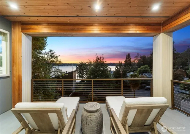 Photo 2 of Single family home for sale at 11822 Holmes Point Dr Ne, Kirkland, WA 98034 | MLS# NWM2587687 | Listing updated on 2026-09-30