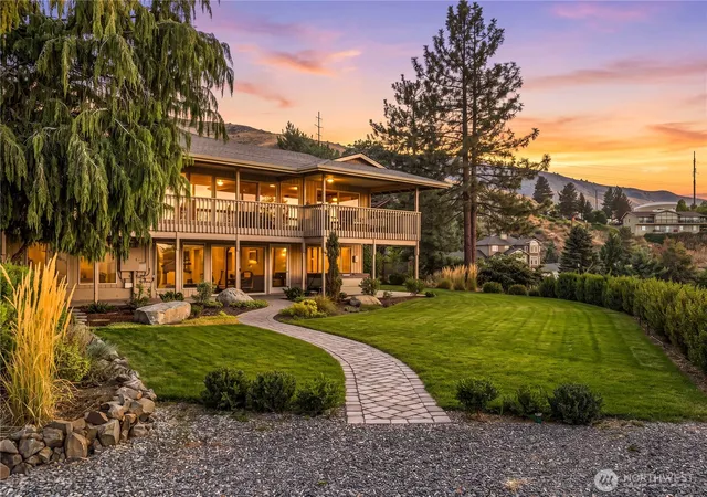 Photo 1 of Single family home for sale at 1729 Canyon Crst Dr, Wenatchee, WA 98801 | MLS# NWM2587723 | Listing updated on 2026-09-29