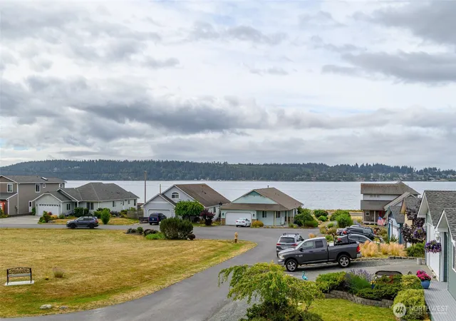Photo 2 of Single family home for sale at 1086 Landing Cir, Oak Harbor, WA 98277 | MLS# NWM2587730 | Listing updated on 2026-09-28