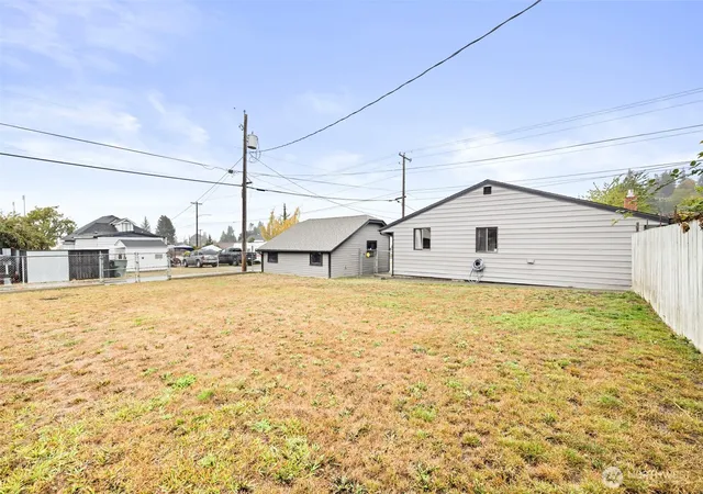 Photo 4 of Single family home for sale at 514 S Washington St, Port Angeles, WA 98362 | MLS# NWM2587734 | Listing updated on 2026-09-29