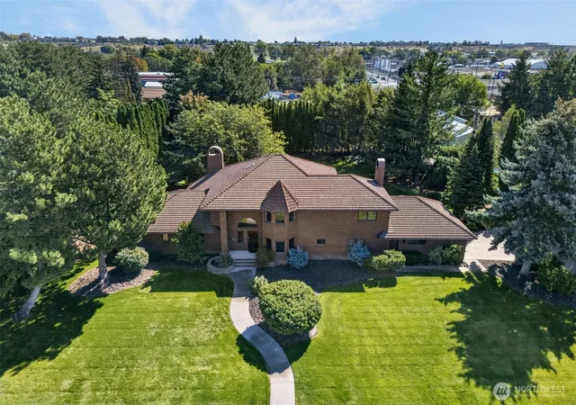 Single family home for sale at 810 D St SW, Ephrata, WA 98823 | MLS# NWM2587787