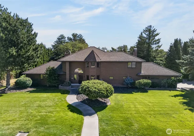 Photo 3 of Single family home for sale at 810 D St Sw, Ephrata, WA 98823 | MLS# NWM2587787 | Listing updated on 2026-10-02
