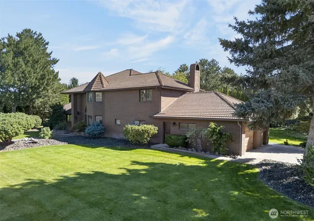 Photo 3 of Single family home for sale at 810 D St SW, Ephrata, WA 98823 | MLS# NWM2587787 | Listing updated on 2026-10-02