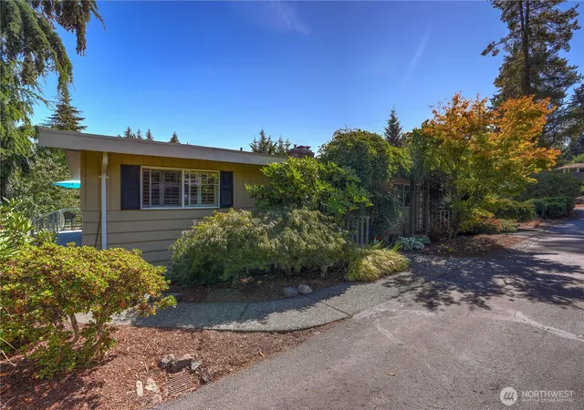 Photo 2 of Single family home for sale at 6205 Soundview Dr, Gig Harbor, WA 98335 | MLS# NWM2587796 | Listing updated on 2026-10-01