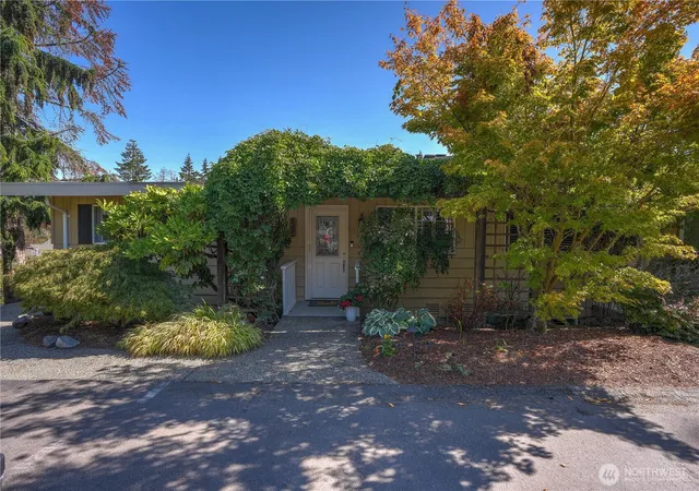 Photo 3 of Single family home for sale at 6205 Soundview Dr, Gig Harbor, WA 98335 | MLS# NWM2587796 | Listing updated on 2026-10-01