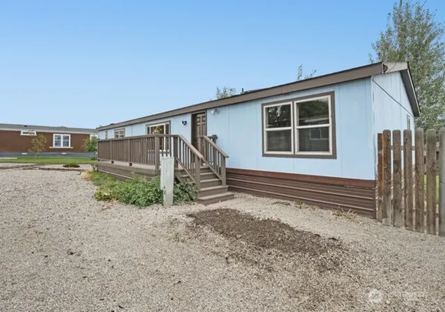 Photo 3 of Manufactured home for sale at 900 N Grape Dr #85, Moses Lake, WA 98837 | MLS# NWM2587811 | Listing updated on 2026-10-01