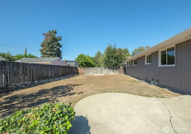 Photo 4 of Single family home for sale at 16 Schafer St, Wenatchee, WA 98801 | MLS# NWM2587823 | Listing updated on 2026-09-29