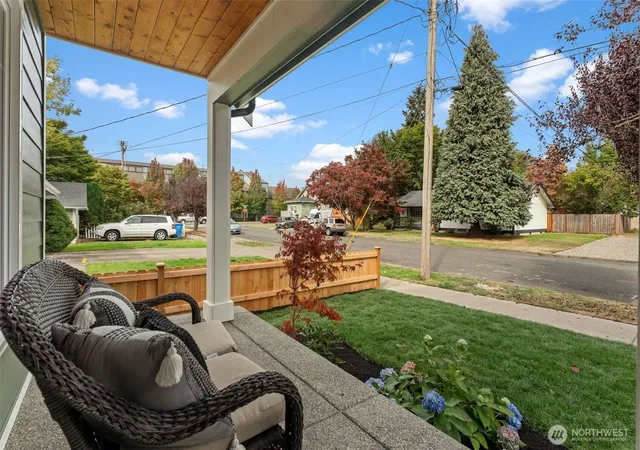 Photo 3 of Single family home for sale at 520 3rd Avenue Ne, Puyallup, WA 98372 | MLS# NWM2587840 | Listing updated on 2026-09-30