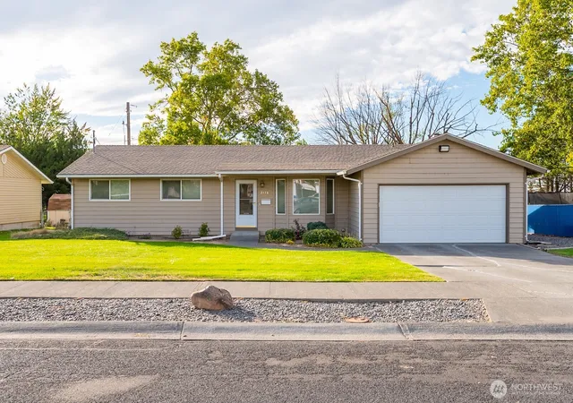 Photo 1 of Single family home for sale at 2118 S Crestmont Dr, Moses Lake, WA 98837 | MLS# NWM2587858 | Listing updated on 2026-09-30