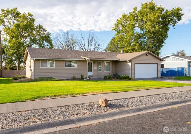 Photo 2 of Single family home for sale at 2118 S Crestmont Dr, Moses Lake, WA 98837 | MLS# NWM2587858 | Listing updated on 2026-09-30