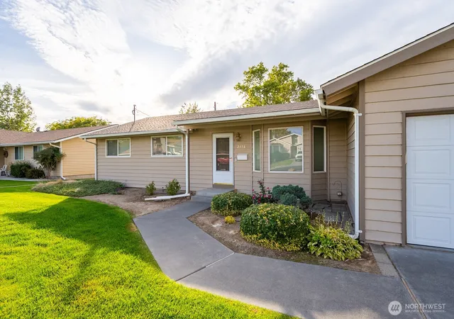 Photo 3 of Single family home for sale at 2118 S Crestmont Dr, Moses Lake, WA 98837 | MLS# NWM2587858 | Listing updated on 2026-09-30