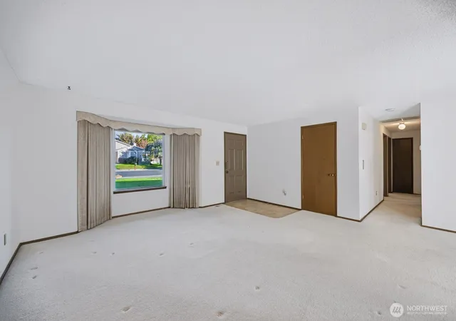 Photo 3 of Single family home for sale at 2118 S Crestmont Dr, Moses Lake, WA 98837 | MLS# NWM2587858 | Listing updated on 2026-09-30