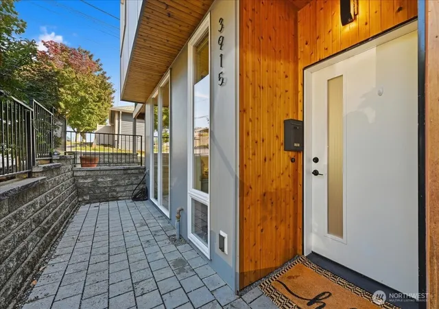 Townhouse for sale at 3915 SW Genesee St, Seattle, WA 98116 | MLS# NWM2587861