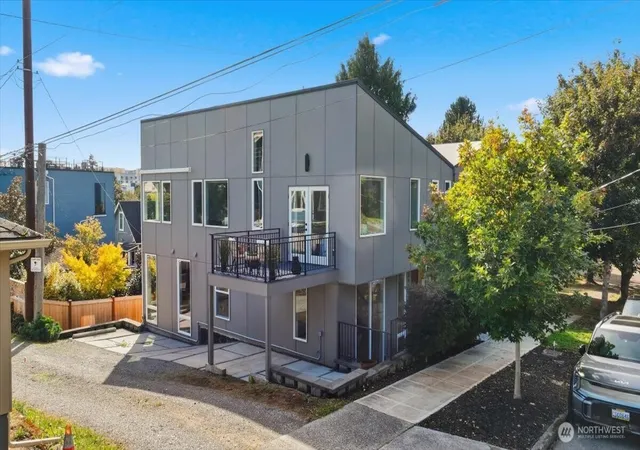 Photo 2 of Townhouse for sale at 3915 Sw Genesee St, Seattle, WA 98116 | MLS# NWM2587861 | Listing updated on 2026-10-01