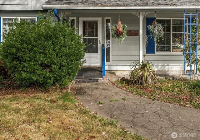 Photo 2 of Single family home for sale at 28807 20th Place Se, Federal Way, WA 98003 | MLS# NWM2587863 | Listing updated on 2026-09-30