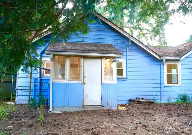 Photo 3 of Single family home for sale at 14040 Ashworth Ave N, Seattle, WA 98133 | MLS# NWM2587866 | Listing updated on 2026-09-26