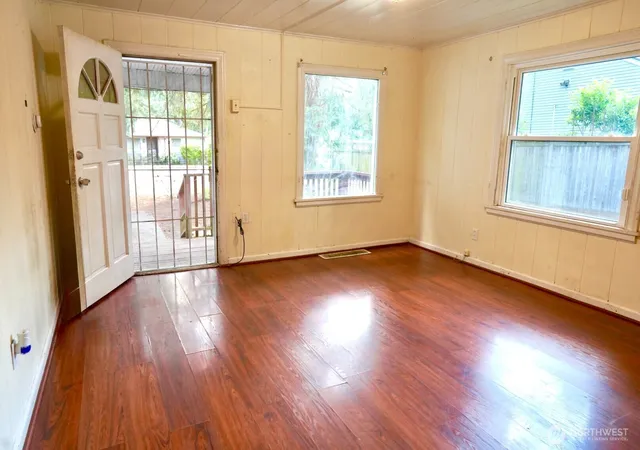 Photo 3 of Single family home for sale at 14040 Ashworth Ave N, Seattle, WA 98133 | MLS# NWM2587866 | Listing updated on 2026-09-26