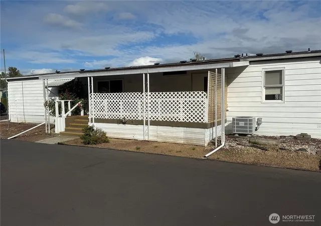 Photo 3 of Manufactured home for sale at 1965 Westside Hwy #117, Kelso, WA 98626 | MLS# NWM2587889 | Listing updated on 2026-09-26