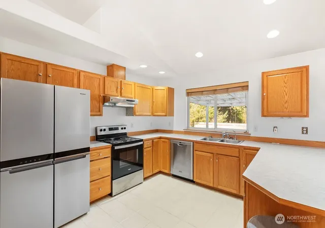 Photo 4 of Single family home for sale at 878 Mount Olympus Ave SE, Ocean Shores, WA 98569 | MLS# NWM2587907 | Listing updated on 2026-09-30
