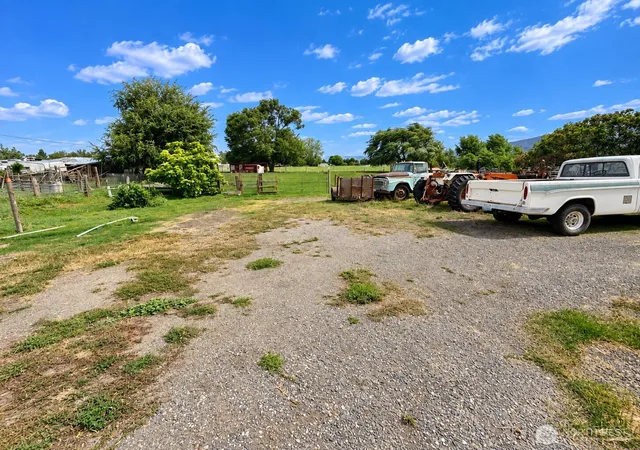 Photo 3 of Manufactured home for sale at 8305 S Missimer Rd, Prosser, WA 99350 | MLS# NWM2587926 | Listing updated on 2026-10-06