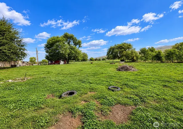 Photo 4 of Manufactured home for sale at 8305 S Missimer Rd, Prosser, WA 99350 | MLS# NWM2587926 | Listing updated on 2026-10-06