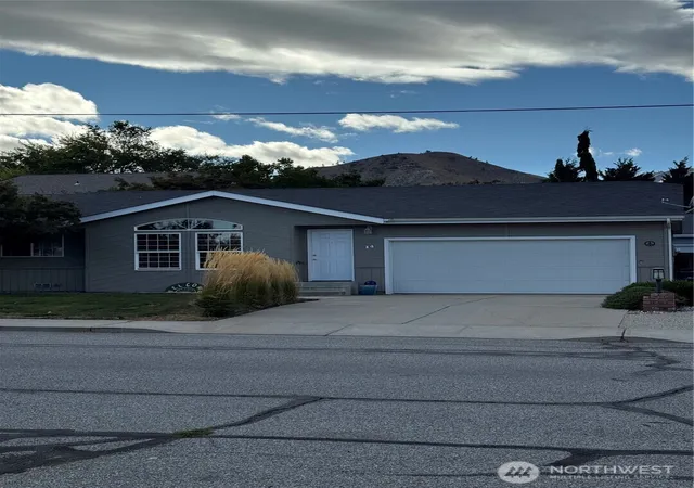 Photo 2 of Sale Pending at 14 Charles St, Wenatchee, WA 98801 | MLS# NWM2587930 | Listing updated on 2026-10-01