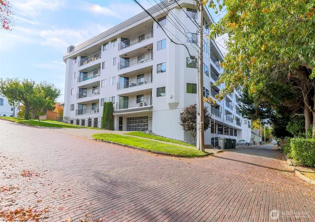 Photo 2 of Condo for sale at 909 N I St #202, Tacoma, WA 98403 | MLS# NWM2587964 | Listing updated on 2026-10-18