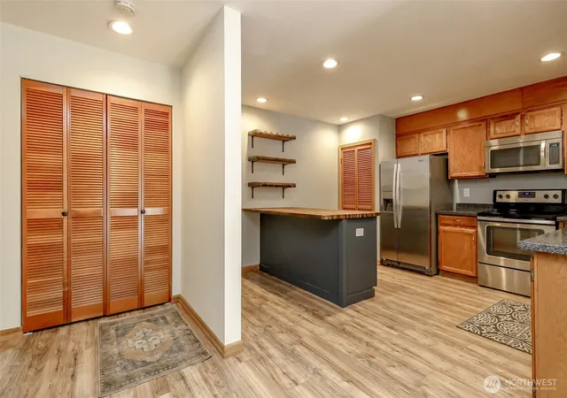 Photo 4 of Condo for sale at 909 N I St #202, Tacoma, WA 98403 | MLS# NWM2587964 | Listing updated on 2026-10-18