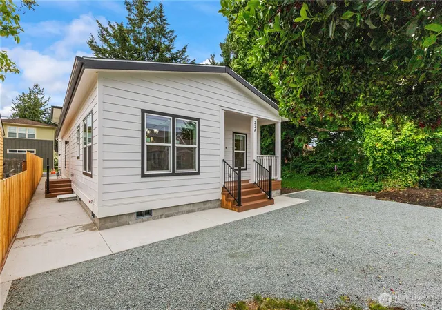 Photo 2 of Manufactured home for sale at 226 E Orange Ave, Burlington, WA 98233 | MLS# NWM2587986 | Listing updated on 2026-09-30