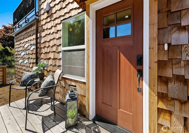 Photo 3 of Single family home for sale at 330 NE Elk Pl, Seattle, WA 98115 | MLS# NWM2588005 | Listing updated on 2026-09-29