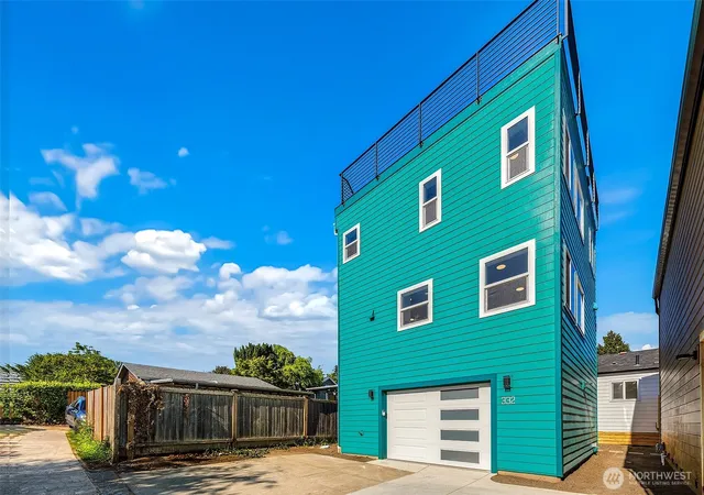 Photo 2 of Single family home for sale at 332 Ne Elk Pl, Seattle, WA 98115 | MLS# NWM2588012 | Listing updated on 2026-09-29