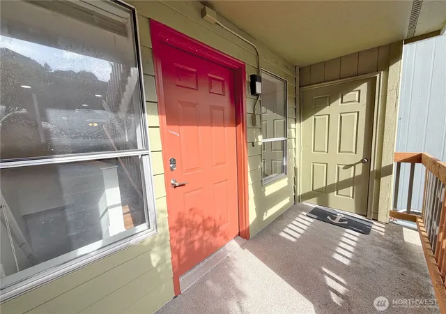 Photo 2 of Townhouse for sale at 500 N National Ave #7, Bremerton, WA 98312 | MLS# NWM2588046 | Listing updated on 2026-09-28